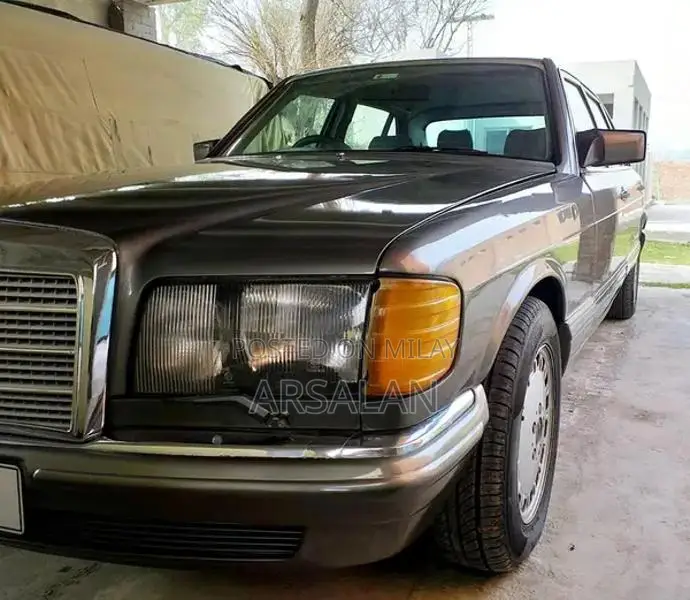 Mercedes Benz W126 300 SEL Classic Luxury Sedan