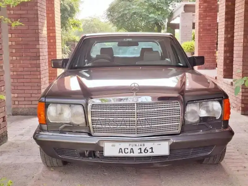 Mercedes Benz W126 300 SEL Classic Luxury Sedan