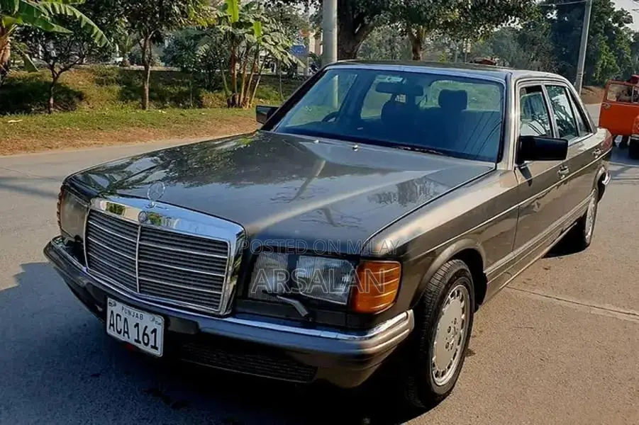 Mercedes Benz W126 300 SEL Classic Luxury Sedan