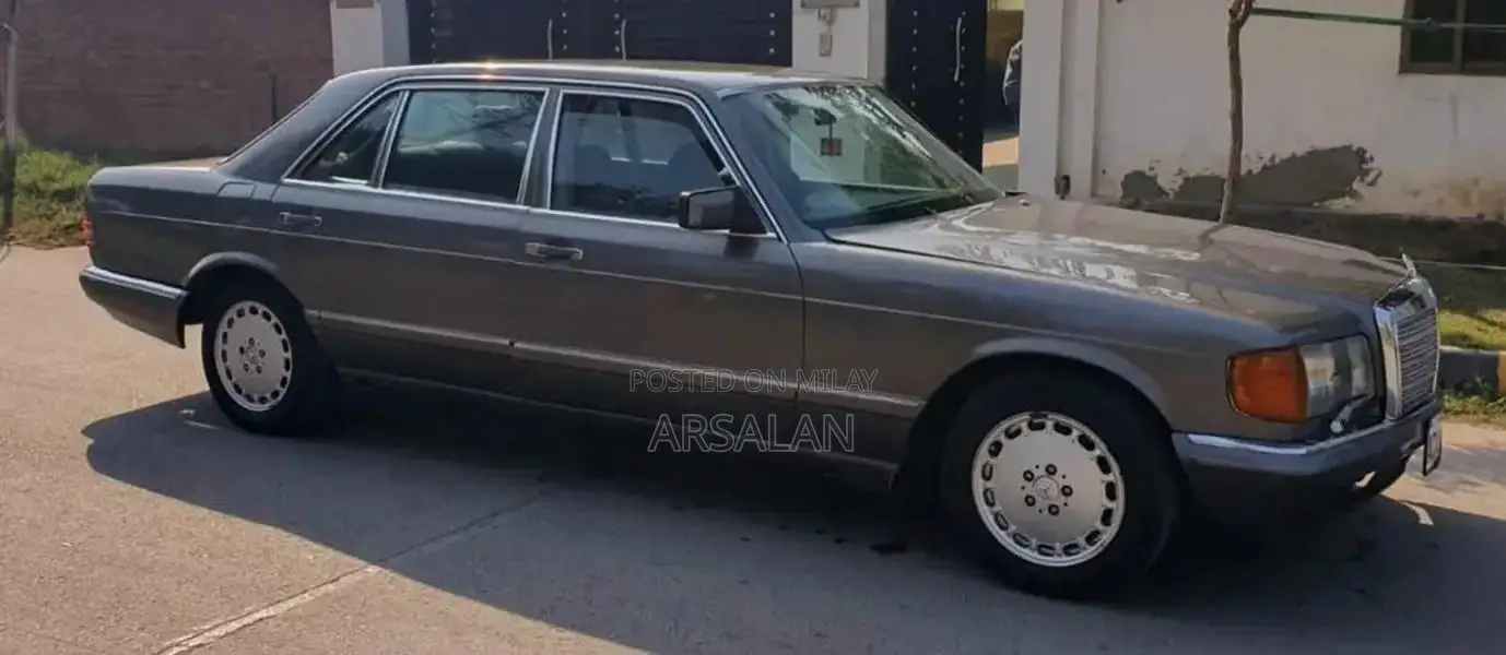 Mercedes Benz W126 300 SEL Classic Luxury Sedan