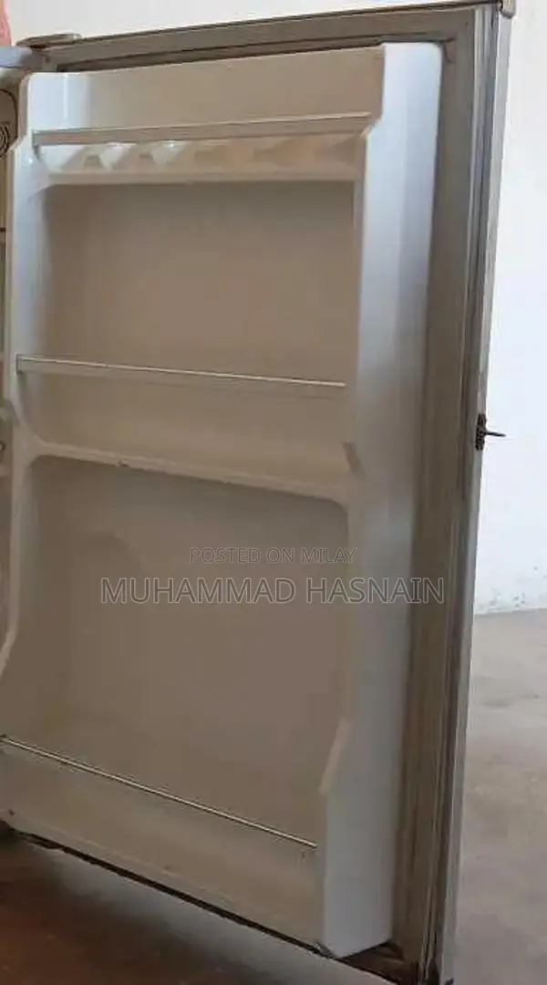 1-Door Mini Refrigerator for Small Spaces