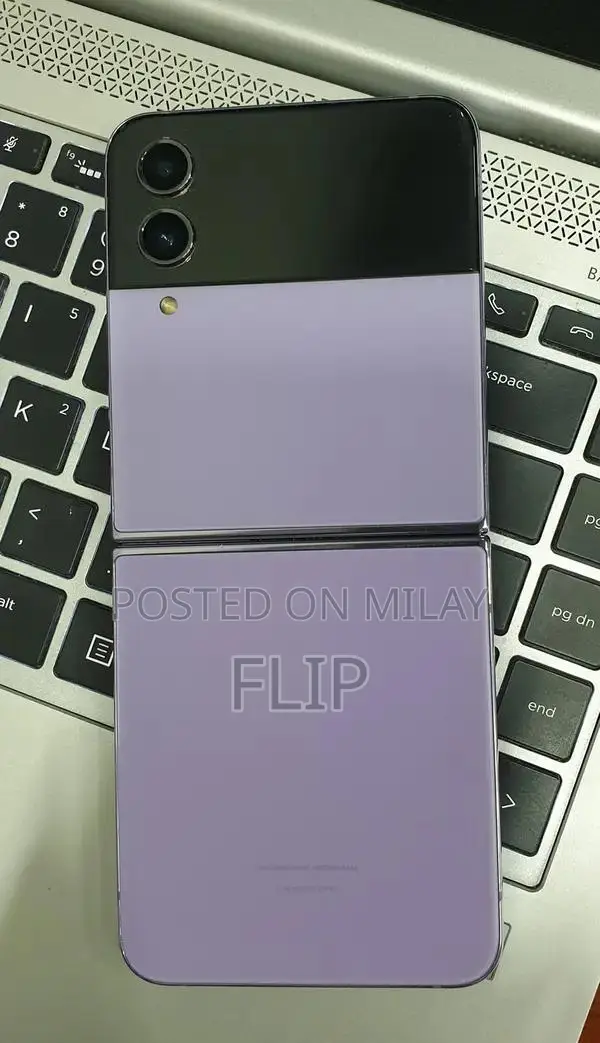 Samsung Z Flip 4 Compact Smartphone - Excellent Condition