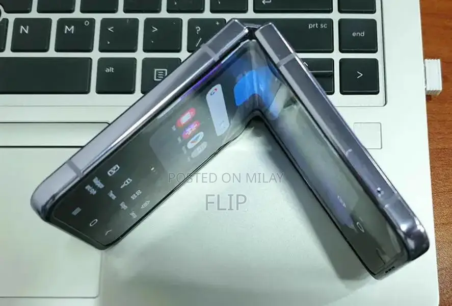 Samsung Z Flip 4 Compact Smartphone - Excellent Condition