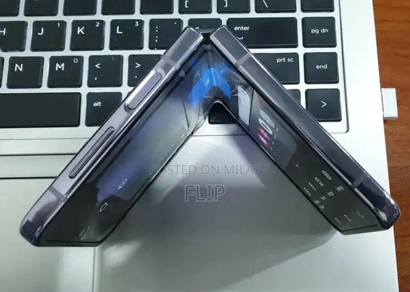 Samsung Z Flip 4 Compact Smartphone - Excellent Condition