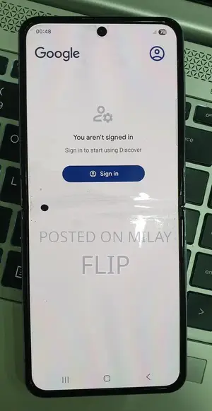 Samsung Z Flip 4 Compact Smartphone - Excellent Condition