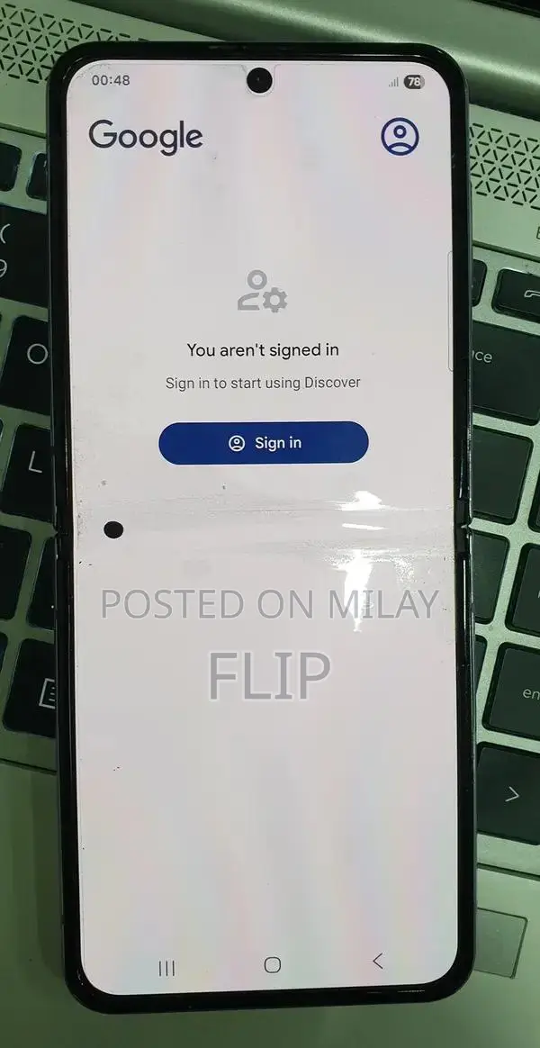 Samsung Z Flip 4 Compact Smartphone - Excellent Condition