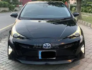 Photo - 2016 Toyota Prius Premium Hybrid Hatchback