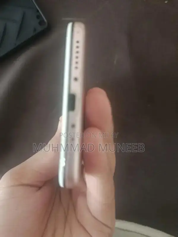 Budget Smartphone with Good Performance and Compact Design