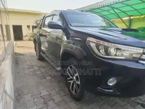 Photo - Toyota Hilux Revo V 4x4 Pickup Truck