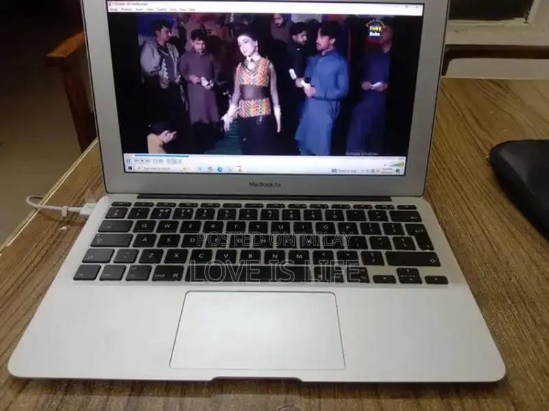 MacBook Air 2014 Laptop with Windows 10 and SSD