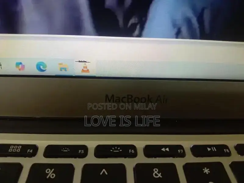 MacBook Air 2014 Laptop with Windows 10 and SSD