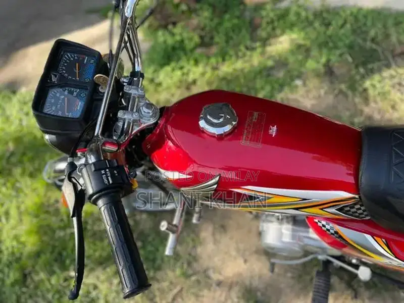 Honda CG125 Motorcycle - Single Cylinder Street Bike