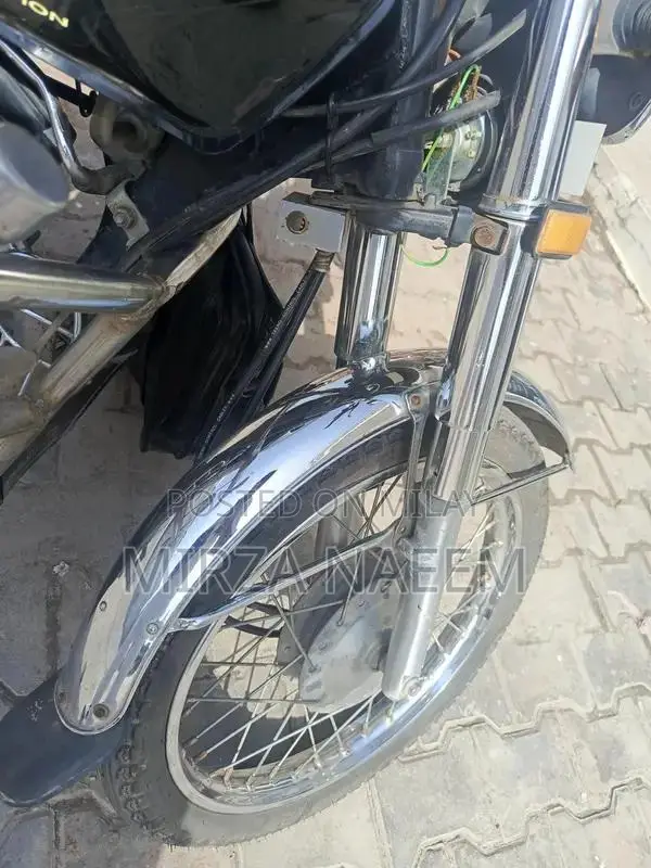 Honda 125cc Motorcycle with New Tires and Chain Gear Set