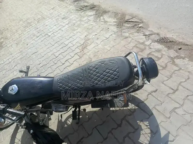 Honda 125cc Motorcycle with New Tires and Chain Gear Set