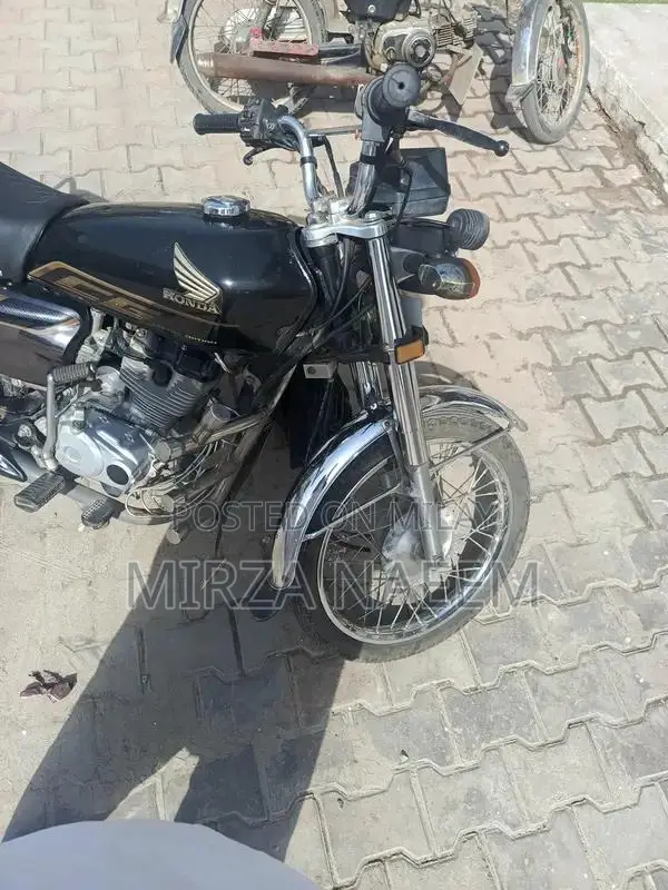 Honda 125cc Motorcycle with New Tires and Chain Gear Set