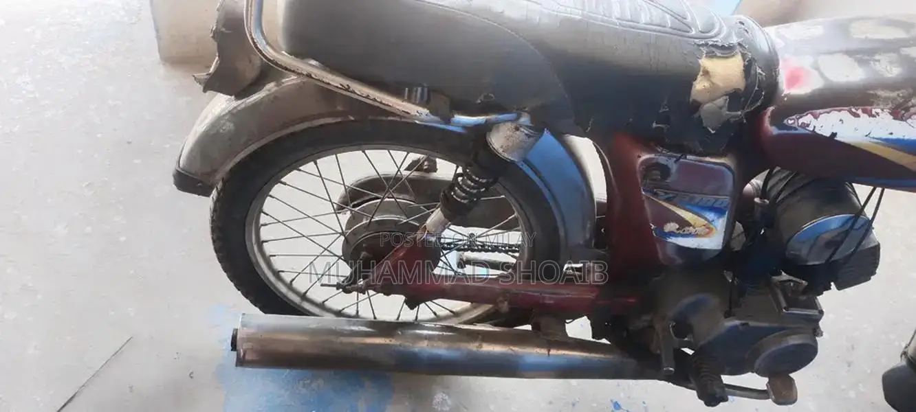 Yamaha YB 100 Motorcycle 2005 Model with Carburetor and Parts