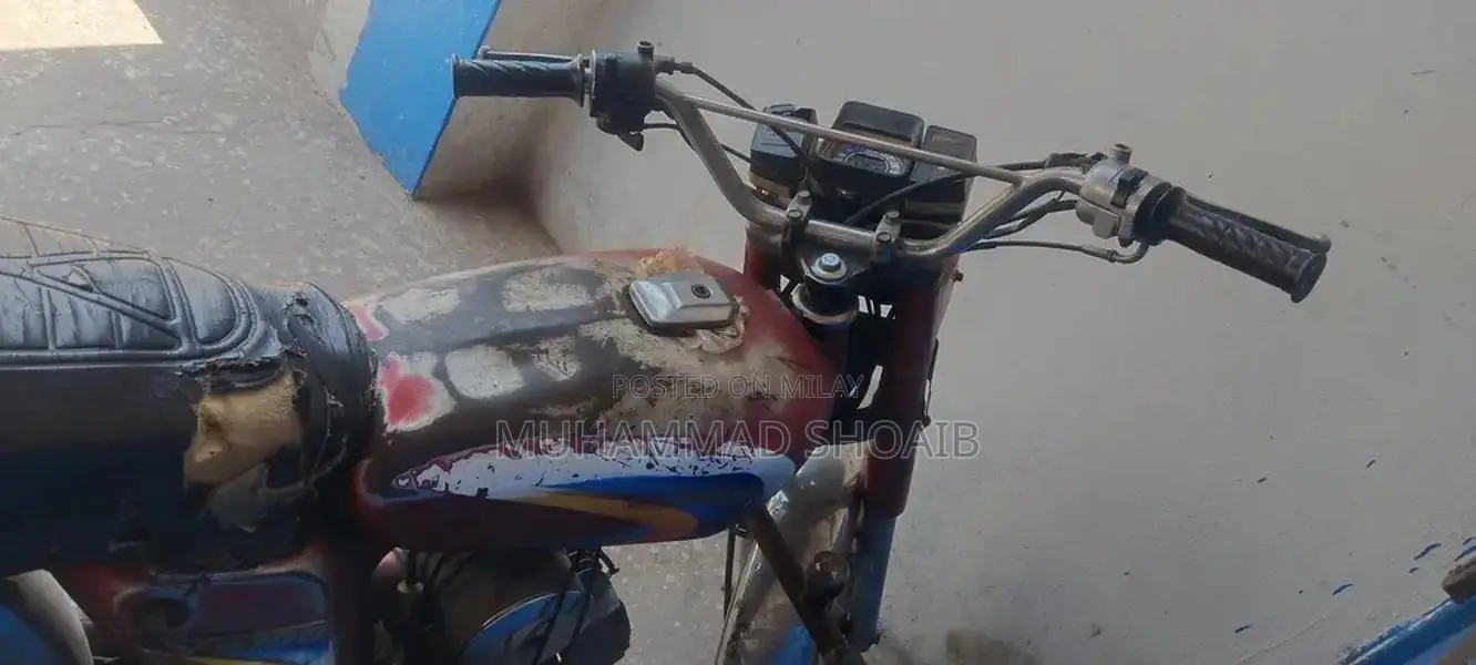 Yamaha YB 100 Motorcycle 2005 Model with Carburetor and Parts