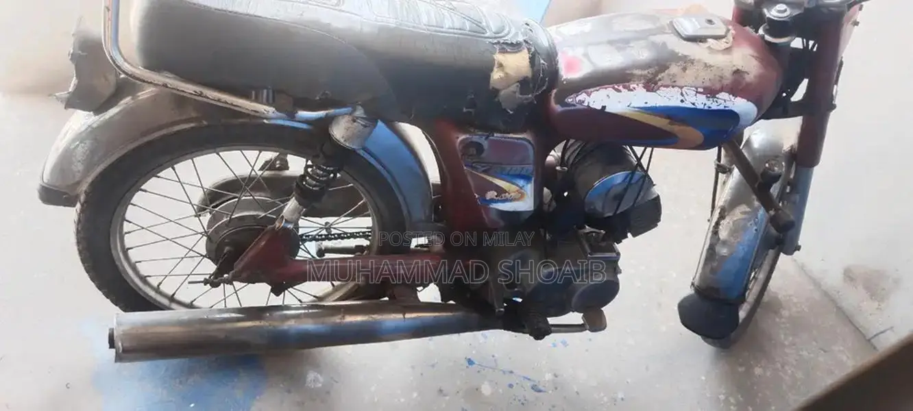 Yamaha YB 100 Motorcycle 2005 Model with Carburetor and Parts