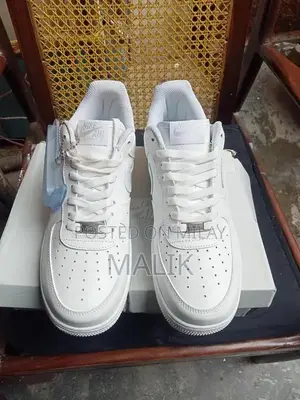 Nike Air Force 1 Classic Unisex Low-Top Casual Sneakers