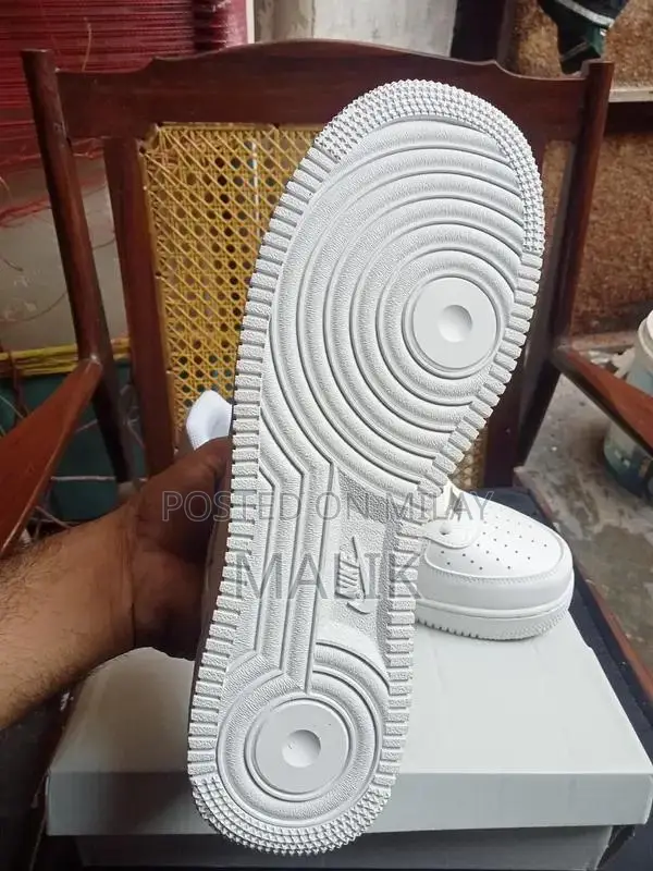 Nike Air Force 1 Classic Unisex Low-Top Casual Sneakers