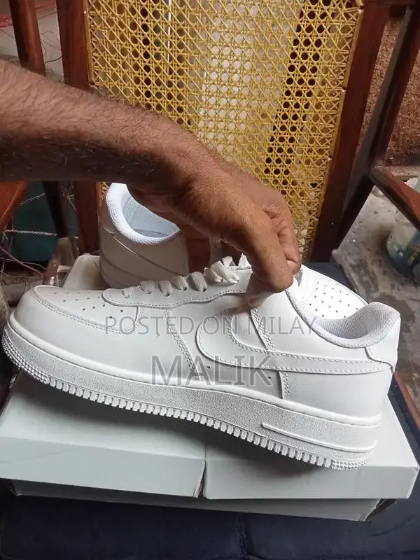 Nike Air Force 1 Classic Unisex Low-Top Casual Sneakers