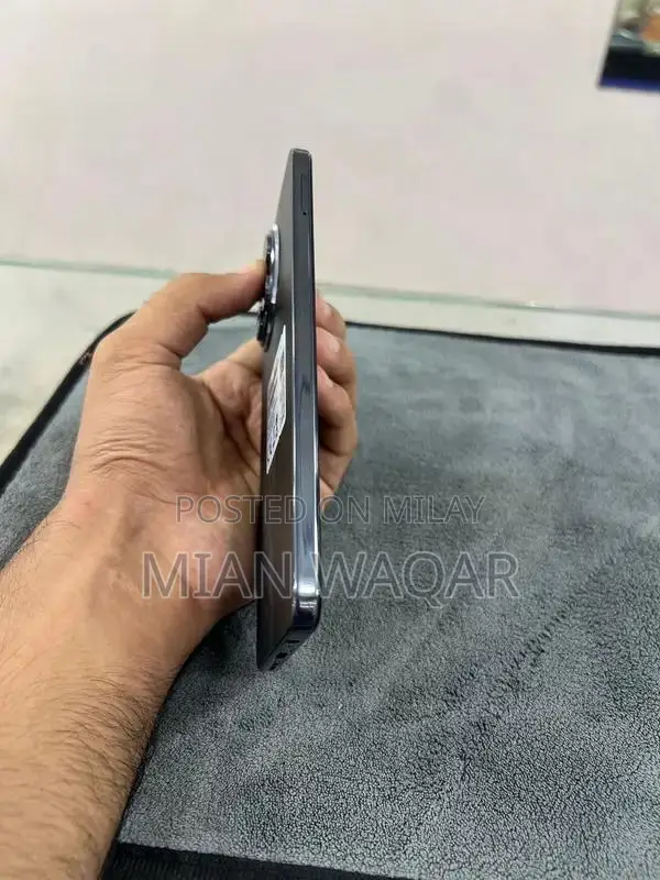 Ultra-Clean Smartphone with Fast Charging and Pristine Condition