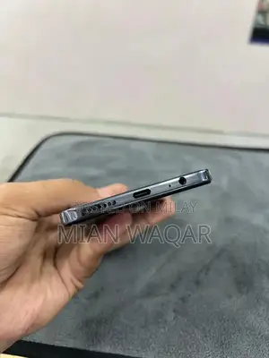 Ultra-Clean Smartphone with Fast Charging and Pristine Condition