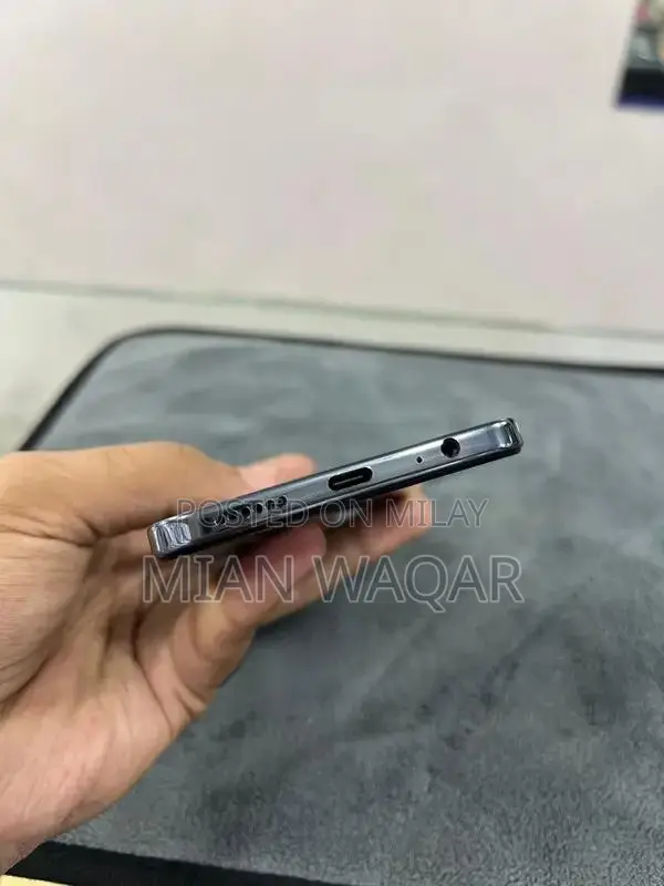 Ultra-Clean Smartphone with Fast Charging and Pristine Condition