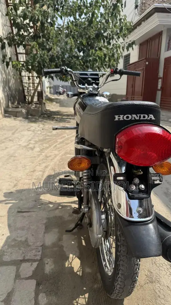 Honda 125 Black Motorcycle - Single Cylinder Engine