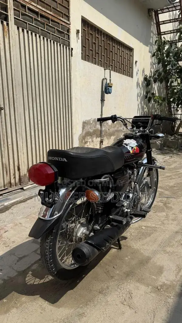 Honda 125 Black Motorcycle - Single Cylinder Engine