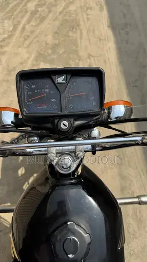 Honda 125 Black Motorcycle - Single Cylinder Engine