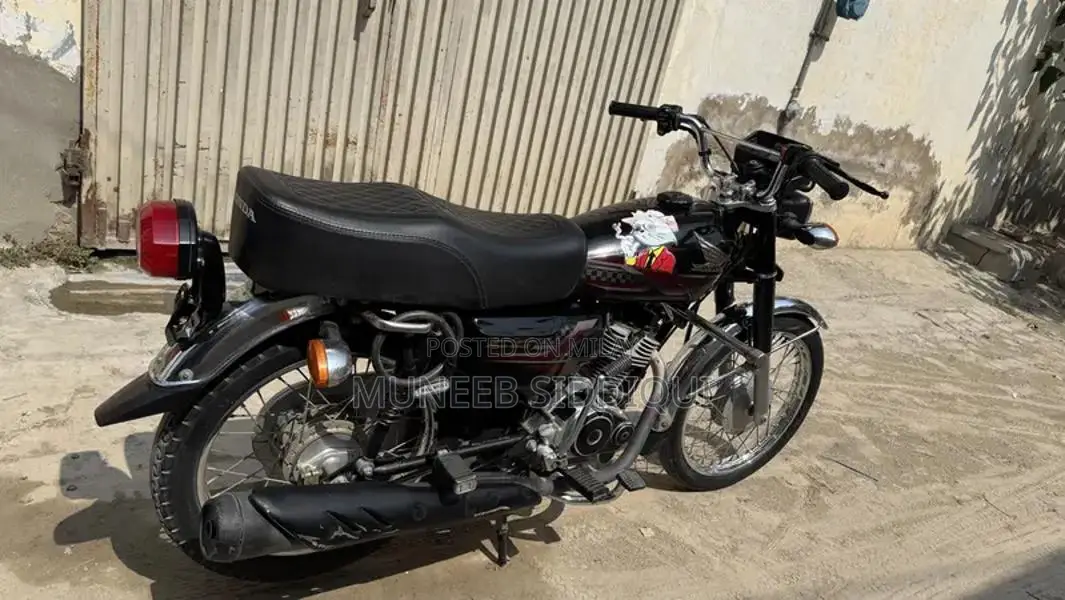 Honda 125 Black Motorcycle - Single Cylinder Engine
