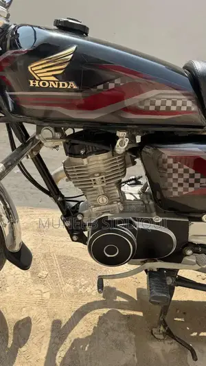 Honda 125 Black Motorcycle - Single Cylinder Engine