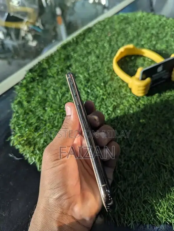 Apple iPhone XS 256GB Unlocked Smartphone