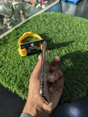 Apple iPhone XS 256GB Unlocked Smartphone