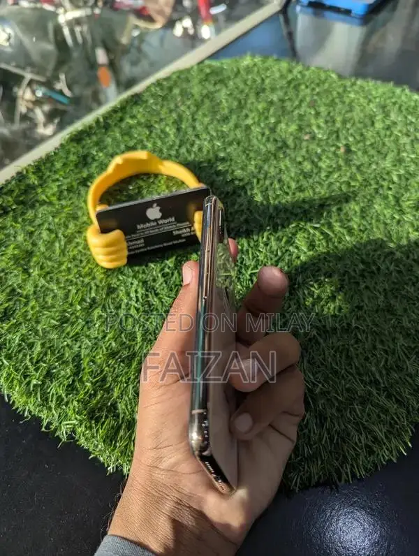 Apple iPhone XS 256GB Unlocked Smartphone