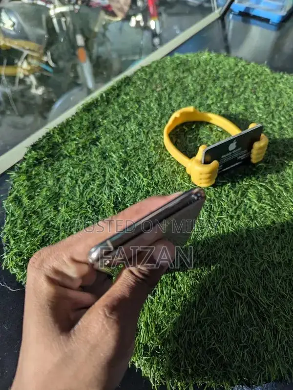 Apple iPhone XS 256GB Unlocked Smartphone