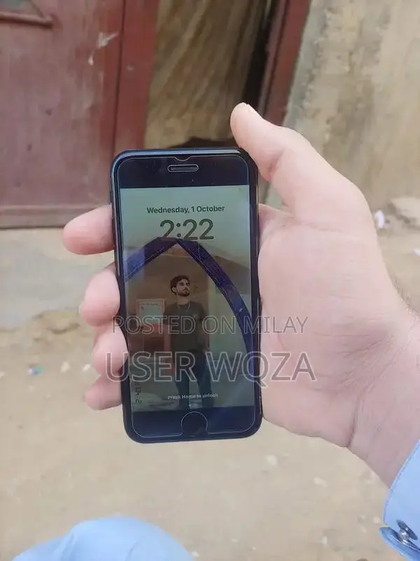 Apple iPhone SE 2020 Unlocked Smartphone with A11 Bionic Chip