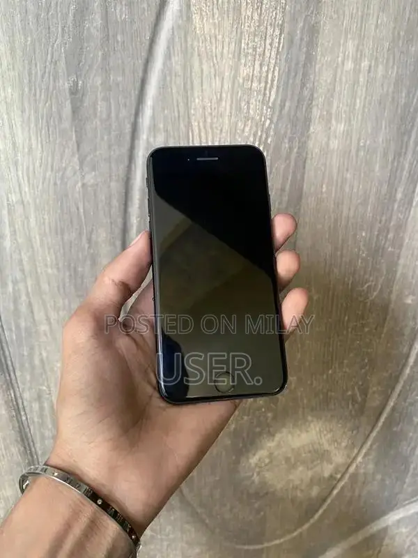 Apple iPhone SE 2020 64GB Unlocked Smartphone