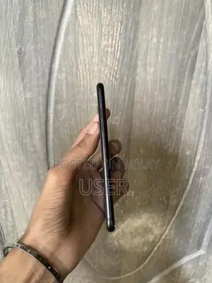 Apple iPhone SE 2020 64GB Unlocked Smartphone