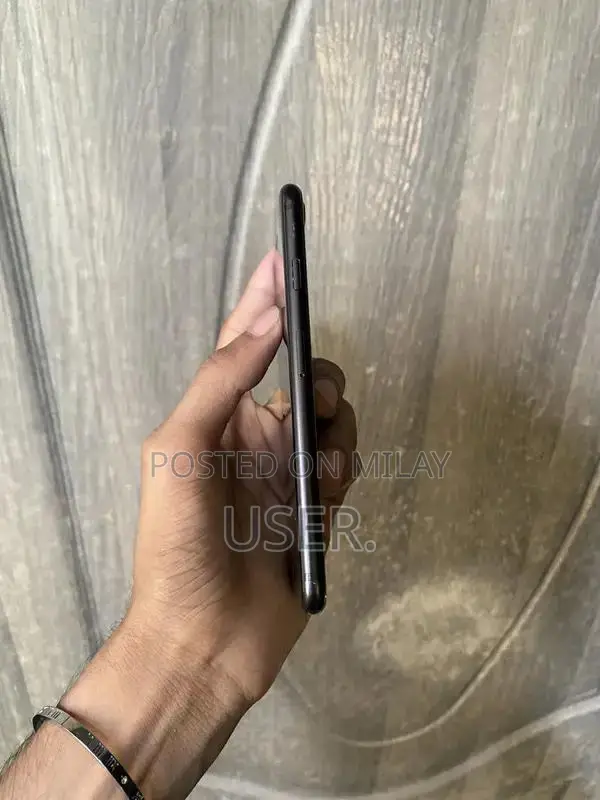 Apple iPhone SE 2020 64GB Unlocked Smartphone