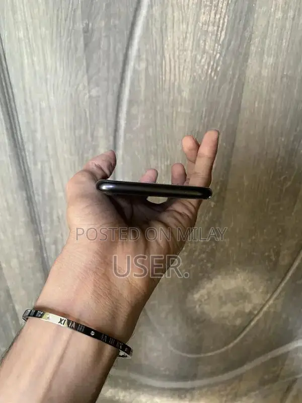 Apple iPhone SE 2020 64GB Unlocked Smartphone