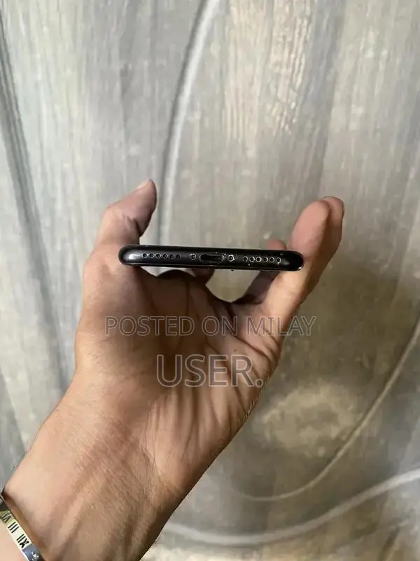 Apple iPhone SE 2020 64GB Unlocked Smartphone