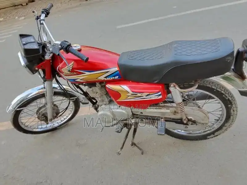 Honda 125cc Motorcycle - Single Cylinder Compact Ride