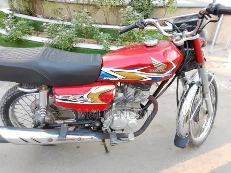 Honda 125cc Motorcycle - Single Cylinder Compact Ride