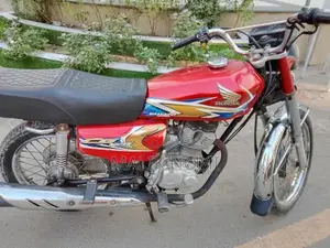 Honda 125cc Motorcycle - Single Cylinder Compact Ride