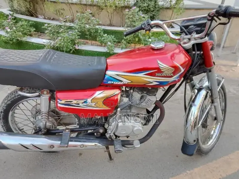 Honda 125cc Motorcycle - Single Cylinder Compact Ride