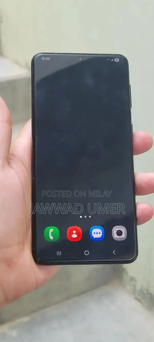 High-Performance Smartphone with Excellent Battery and No Defects