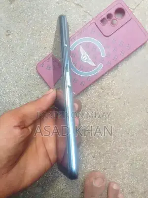 Compact Exchange Smartphone for One-Handed Use