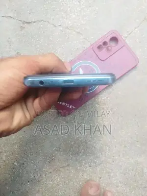 Compact Exchange Smartphone for One-Handed Use